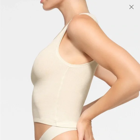 SKIMS Rib Tank Top - Picture 2 of 3